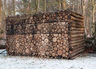 Mies rakennutti ”mökin” takapihalleen, naapurit luulevat halkokasaksi