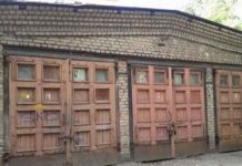 Sukulaiset perivät sedältään vanhan autotallin – autotallin sisältä he tekevät uskomattoman löydön.