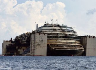 Costa Concordian sisätilat salakuvissa: Tältä näyttää merestä nostettu luksuslaiva